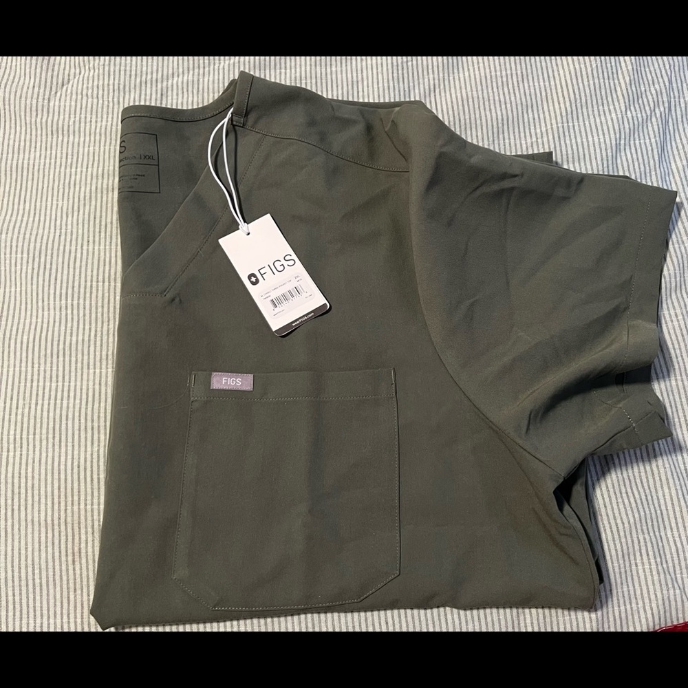 NWT Figs Men’s 3 Pocket Scrub Top